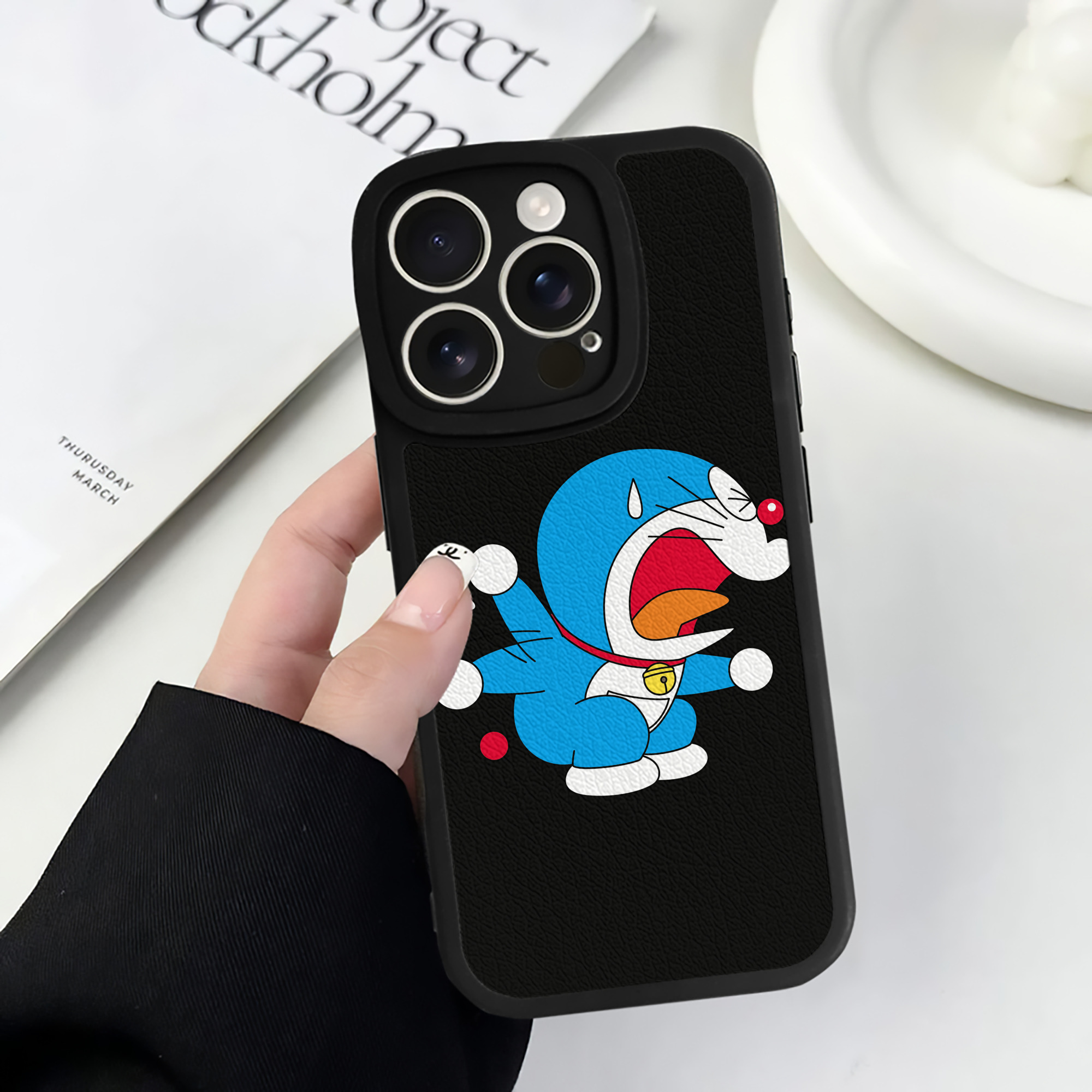 （画像用） ドラえもん Doraemon 【iPhone 16シリーズ対応】シリコンスマホケース（レザー調） 材質：シリコン